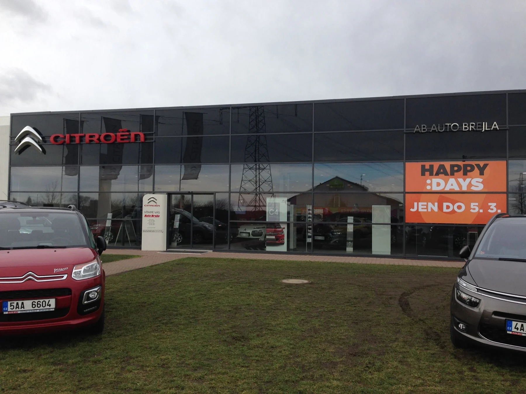 Širší čelní pohled na autosalon s kampaní Happy Days