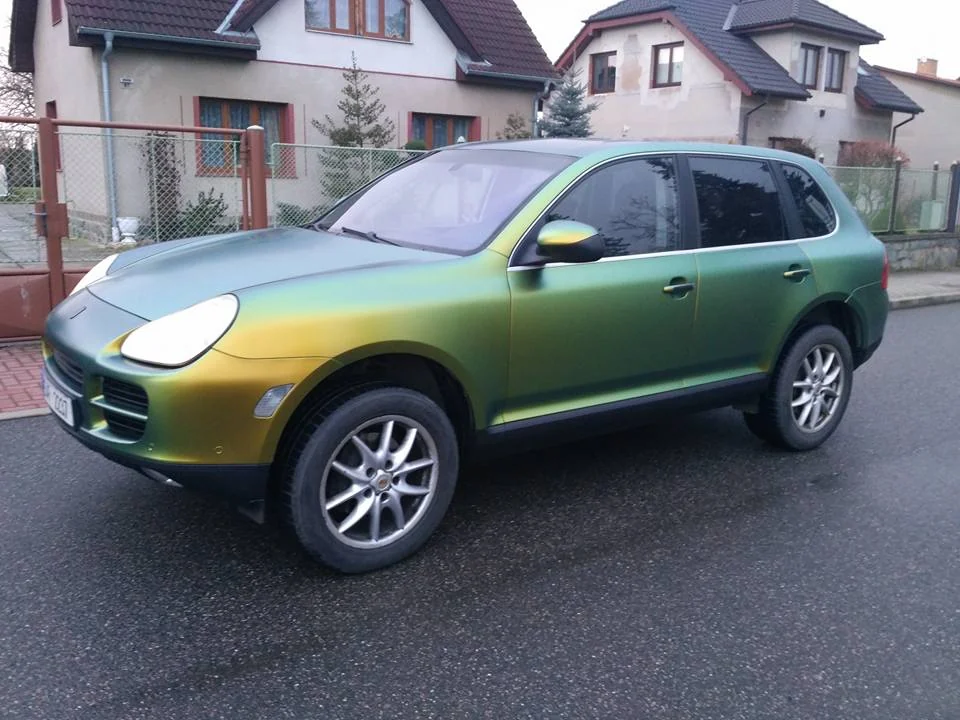 Porsche Cayenne v zelenozlatém celopolepu, venkovní pohled zepředu a z boku