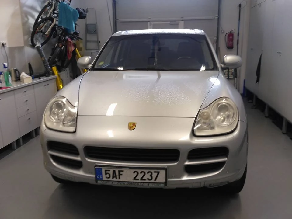 Porsche Cayenne ve světlém původním provedení před zelenozlatým polepem