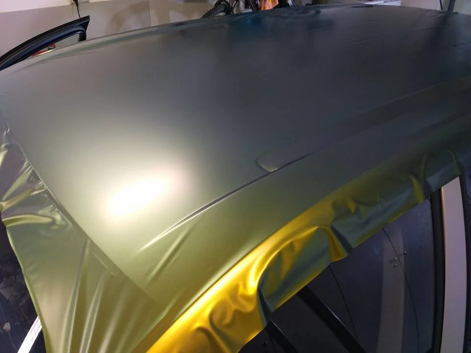 Rozpracovaná střecha Porsche Cayenne během aplikace fólie