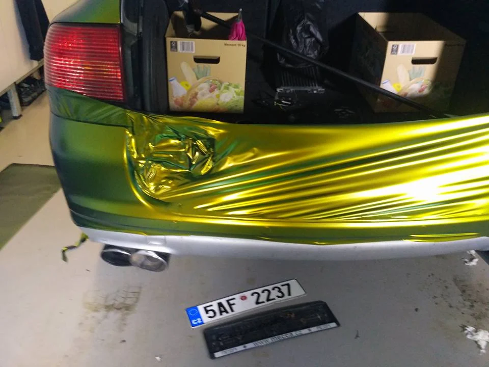 Aplikace barevné fólie na zadní část Porsche Cayenne