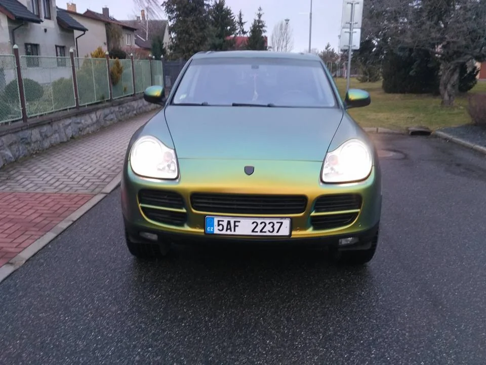 Přímý přední pohled na Porsche Cayenne se zelenozlatým polepem