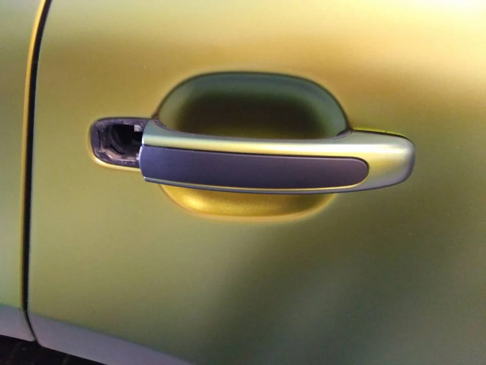 Detail dveří Porsche Cayenne během polepu kolem otvoru kliky
