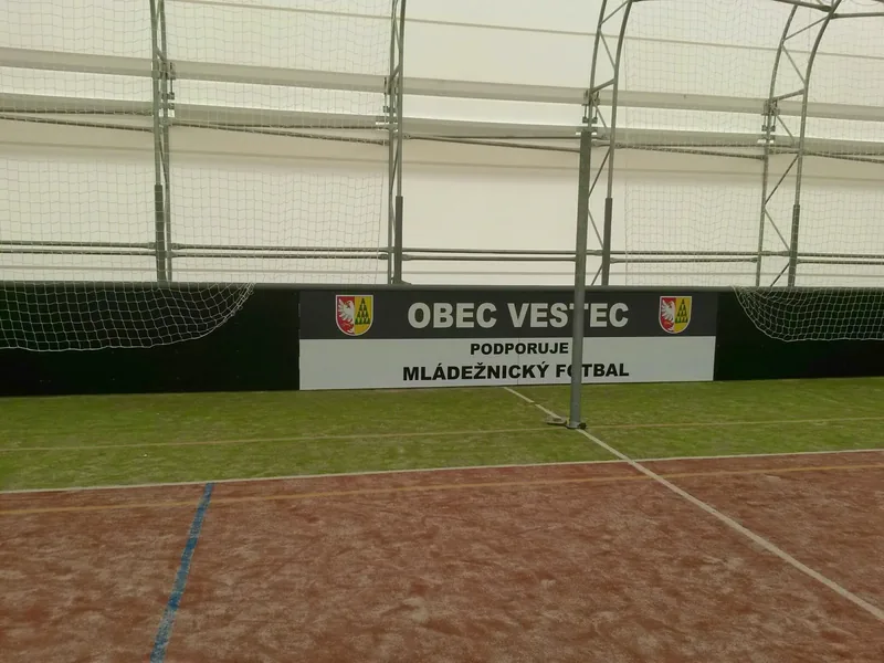 Reklamní panel Obec Vestec za sítí u krytého hřiště