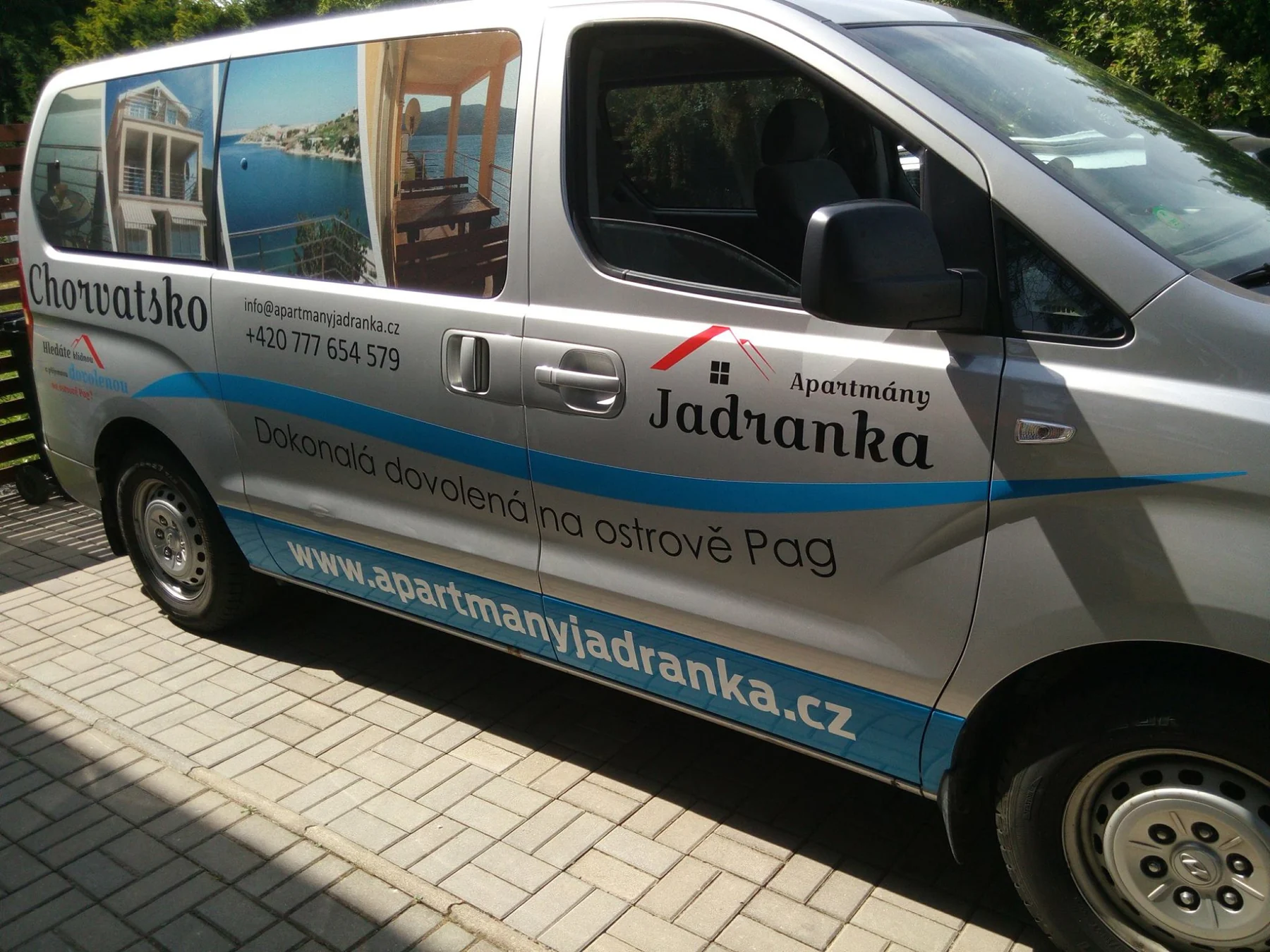 Detail reklamního označení apartmánů Jadranka na dveřích vozu