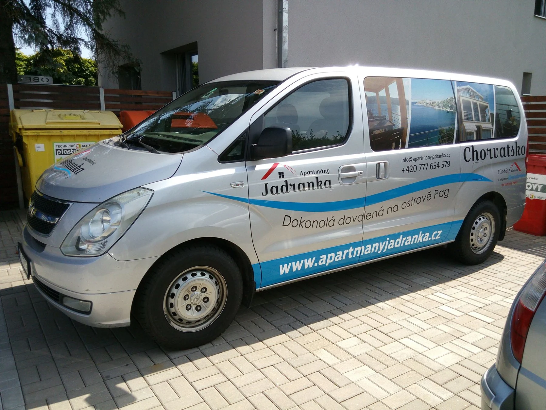 Přední pohled na vůz s reklamou apartmánů Jadranka