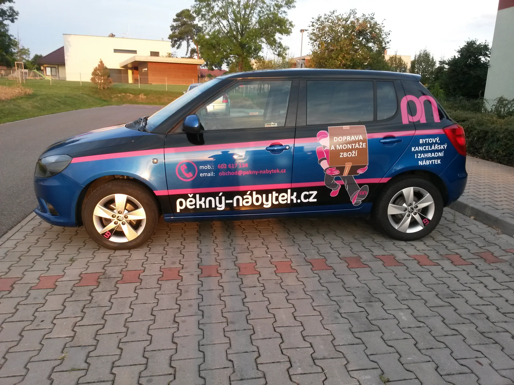 Boční pohled na Škodu Fabia s růžovočernou grafikou Pěkný nábytek