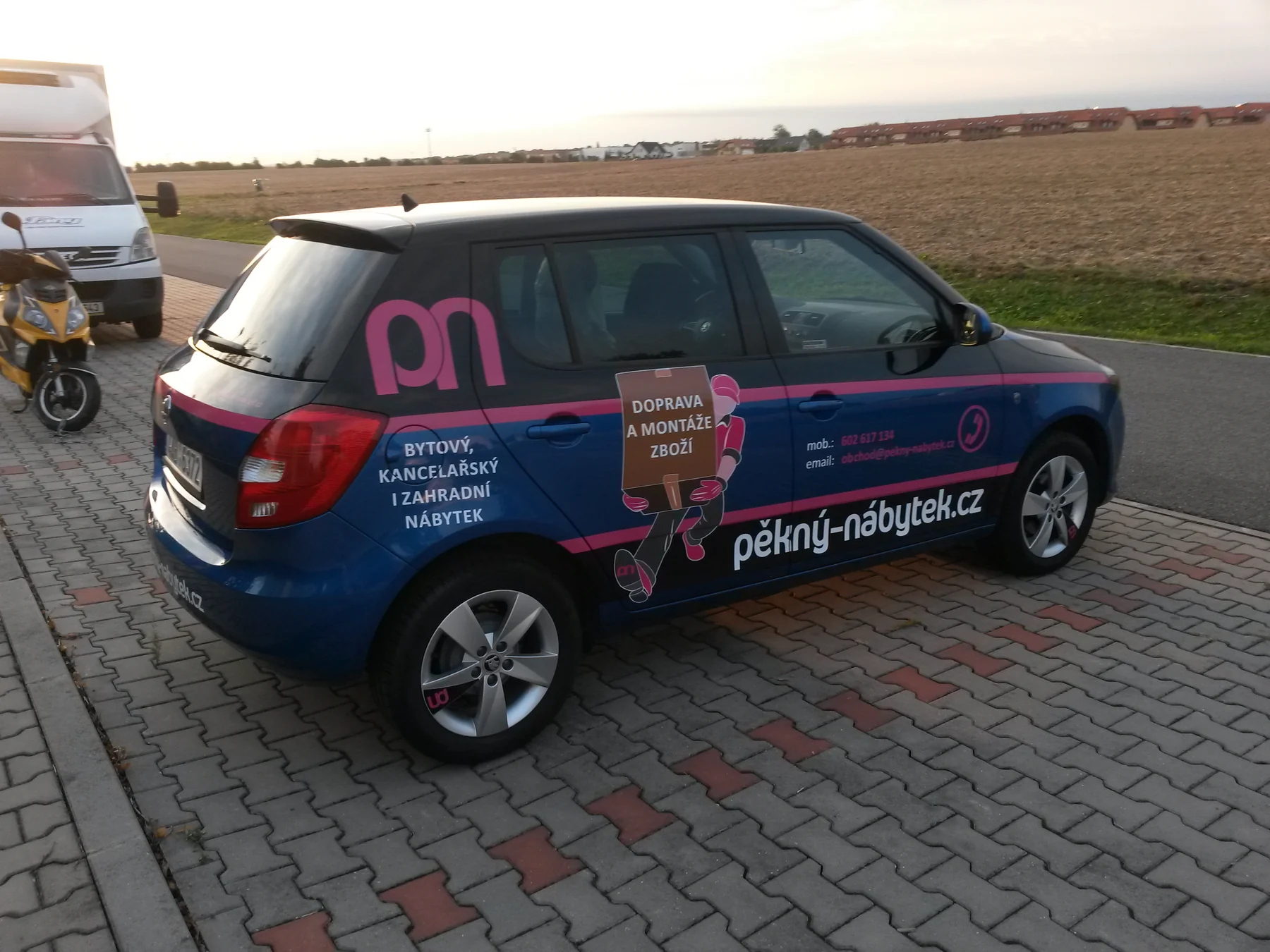 Fabia Pěkný nábytek zezadu a z boku před dílnou