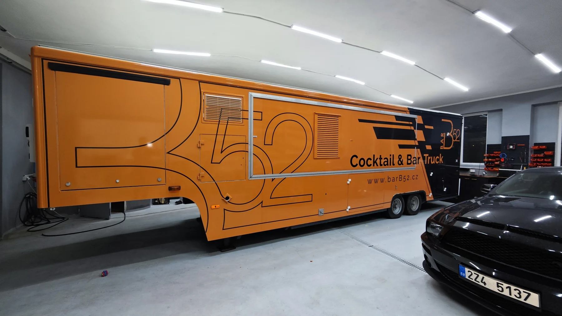 Celý bok mobilního baru B52 s oranžovou a černou grafikou