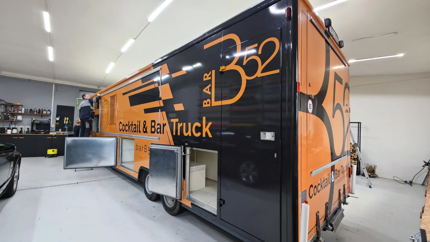 Mobilní bar B52 s otevřenými bočními servisními schránkami