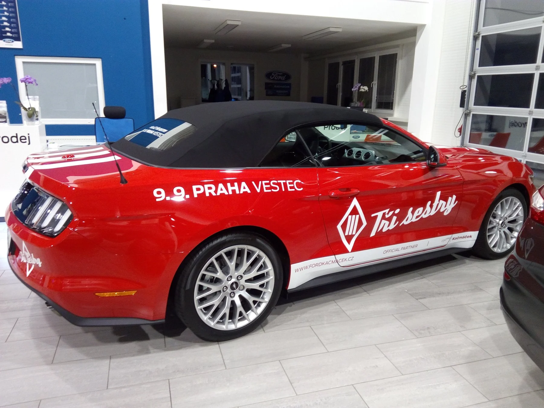 Mustang Tři sestry zezadu a z boku se zavřenou černou střechou