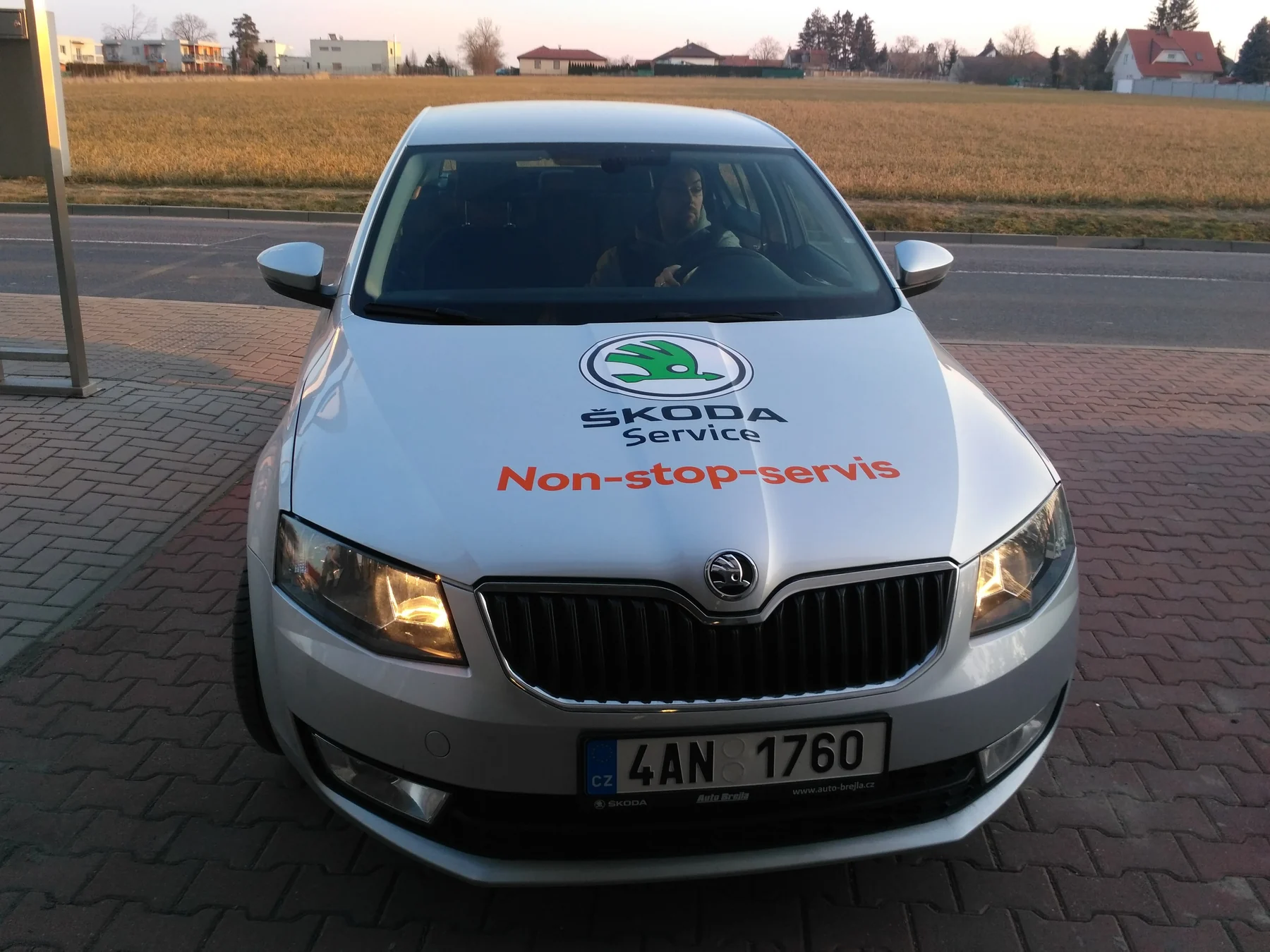 Čelní pohled na servisní vůz AD AUTO Praha s označením Škoda Service na kapotě