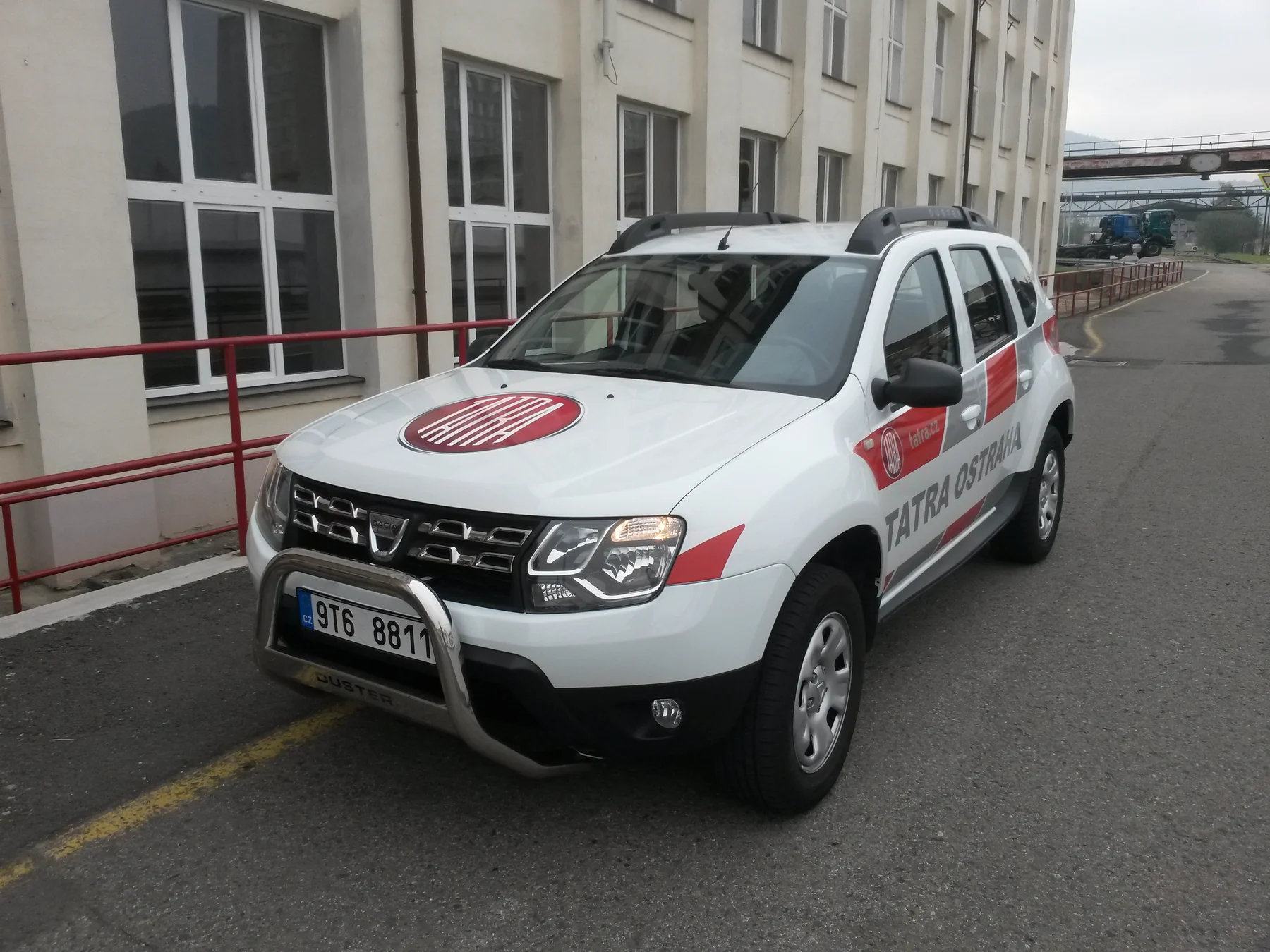 Bílý Duster s červenošedým označením TATRA OSTRAHA zepředu a z boku