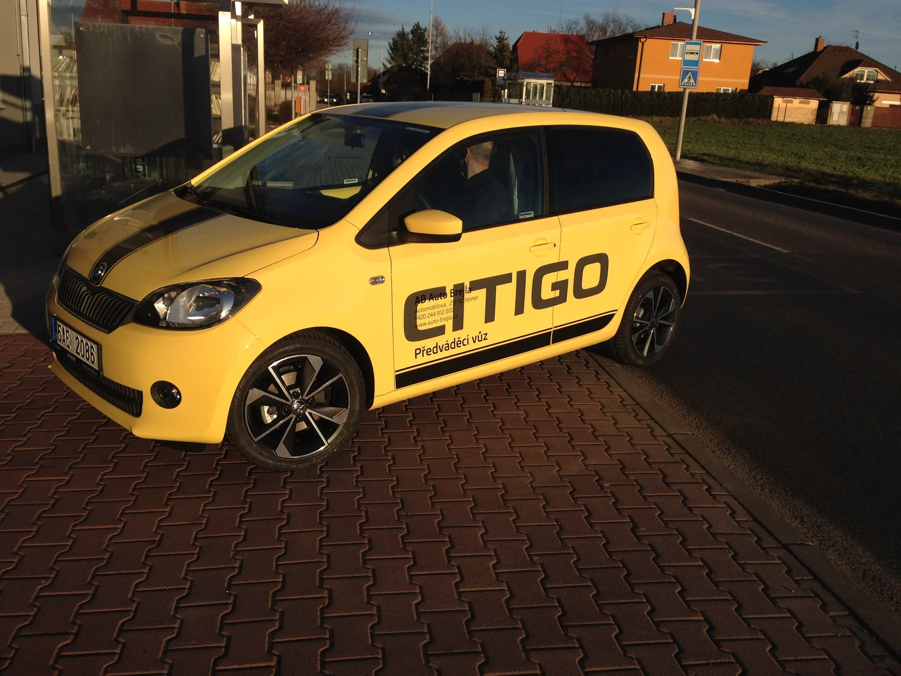 Žlutá Škoda Citigo Auto Brejla s velkým názvem modelu na boku