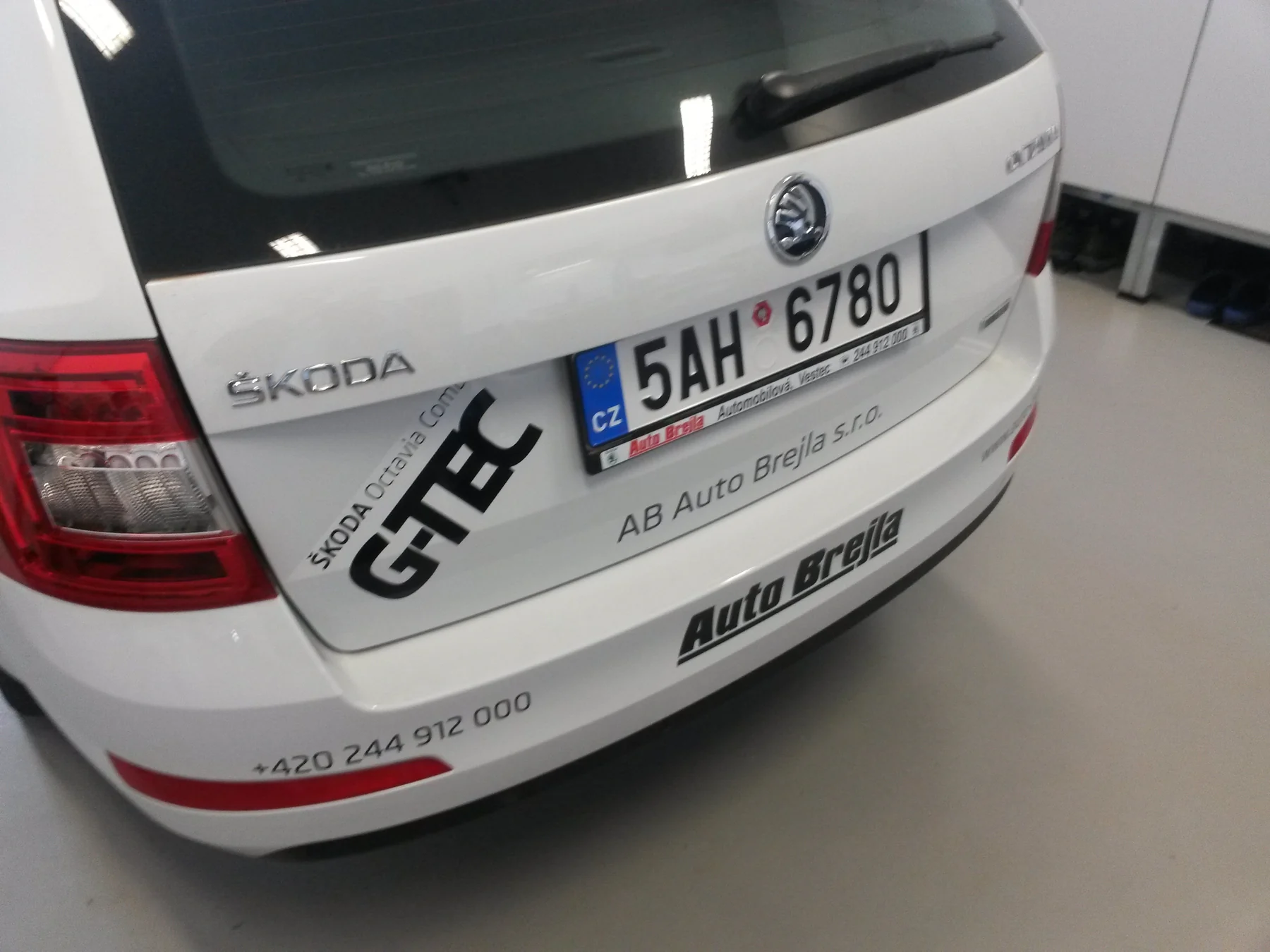 Zadní dveře Octavie G-TEC s firemním logem