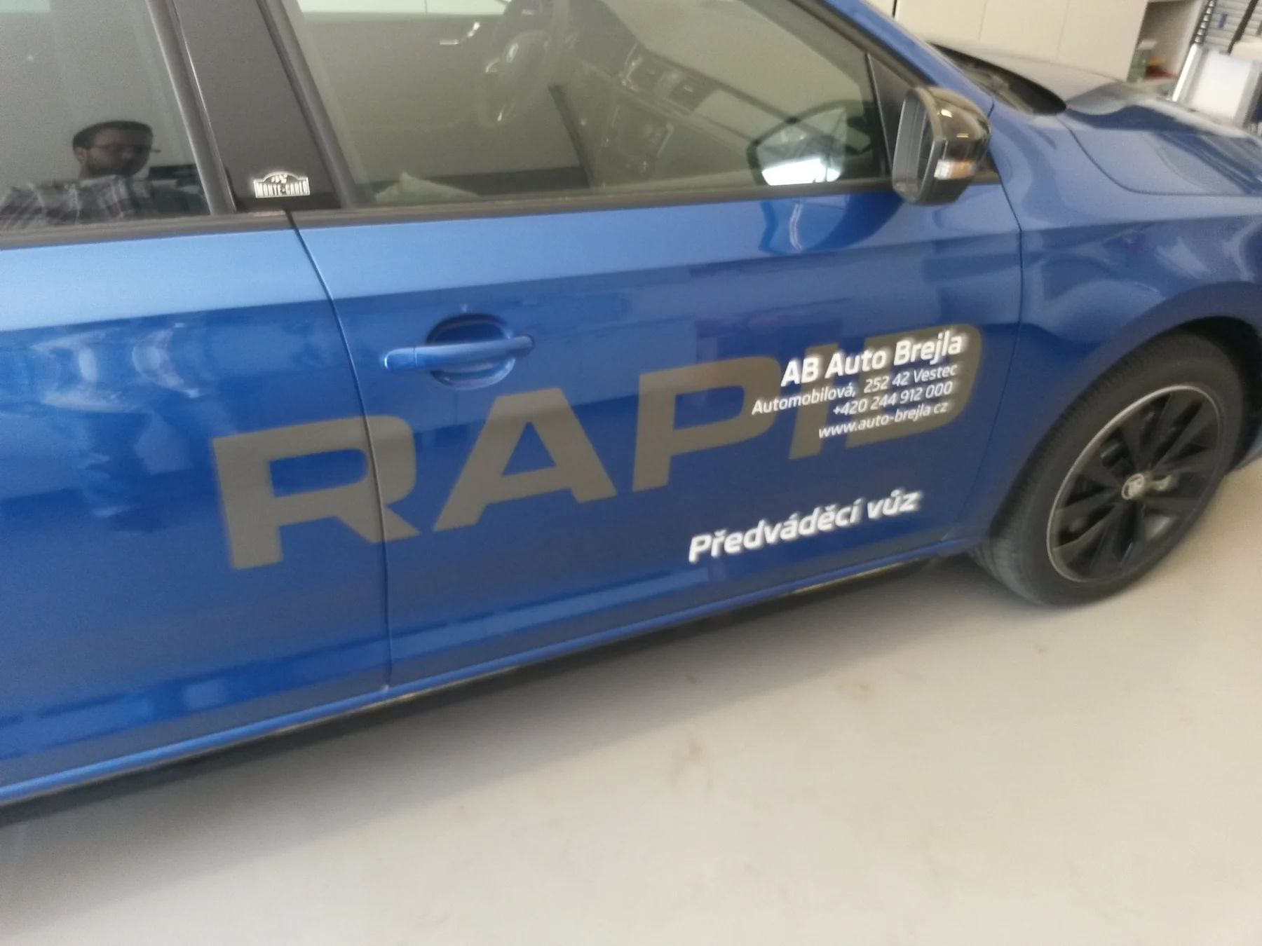 Modrý Rapid s označením Auto Brejla na dveřích