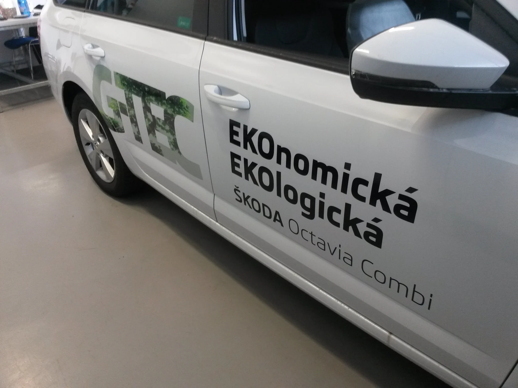 Dveře bílé Octavie G-TEC s velkým zeleným nápisem