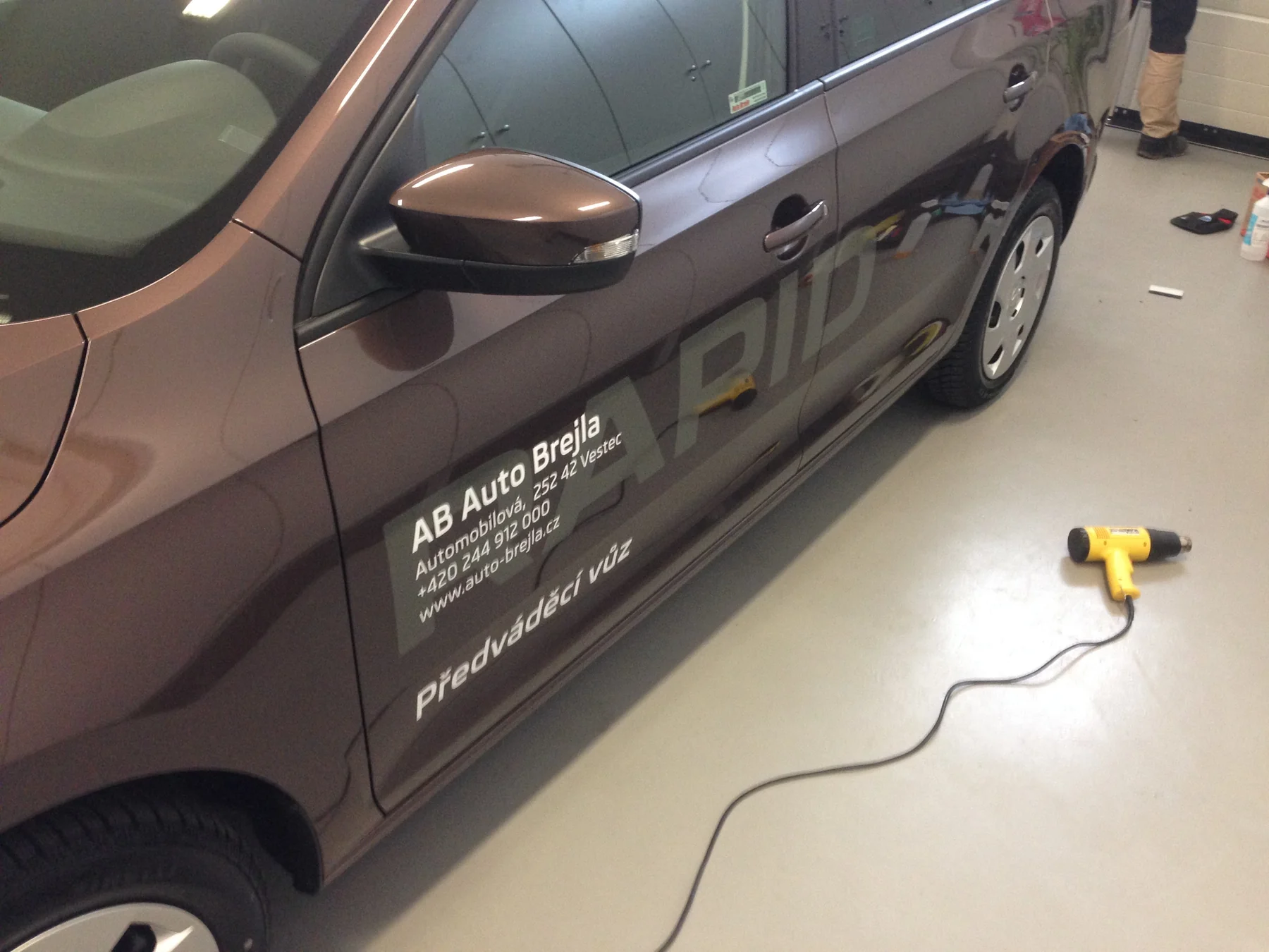 Hnědý Rapid s modelovým nápisem a označením Auto Brejla