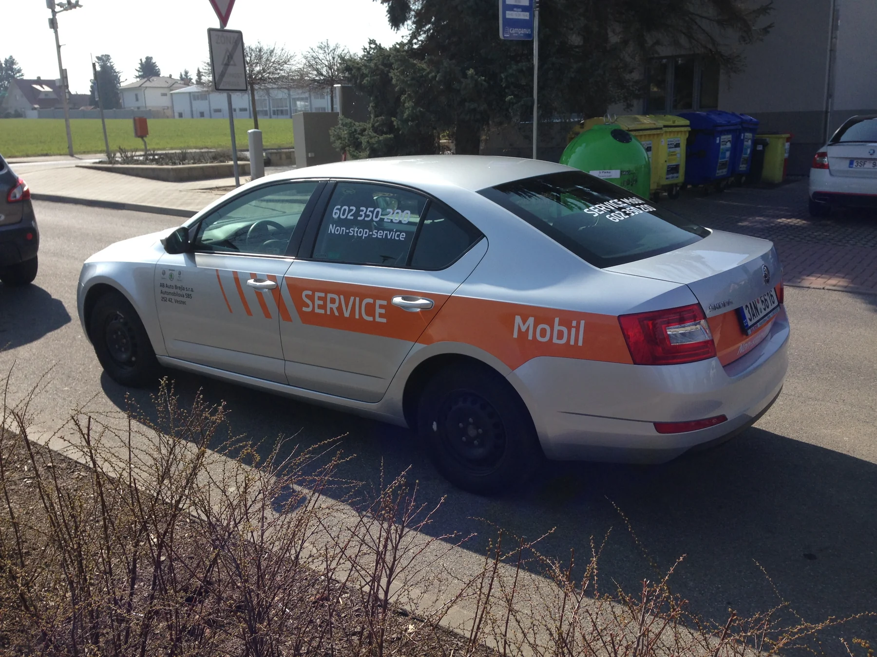 Servisní vůz Auto Brejla zezadu a z boku