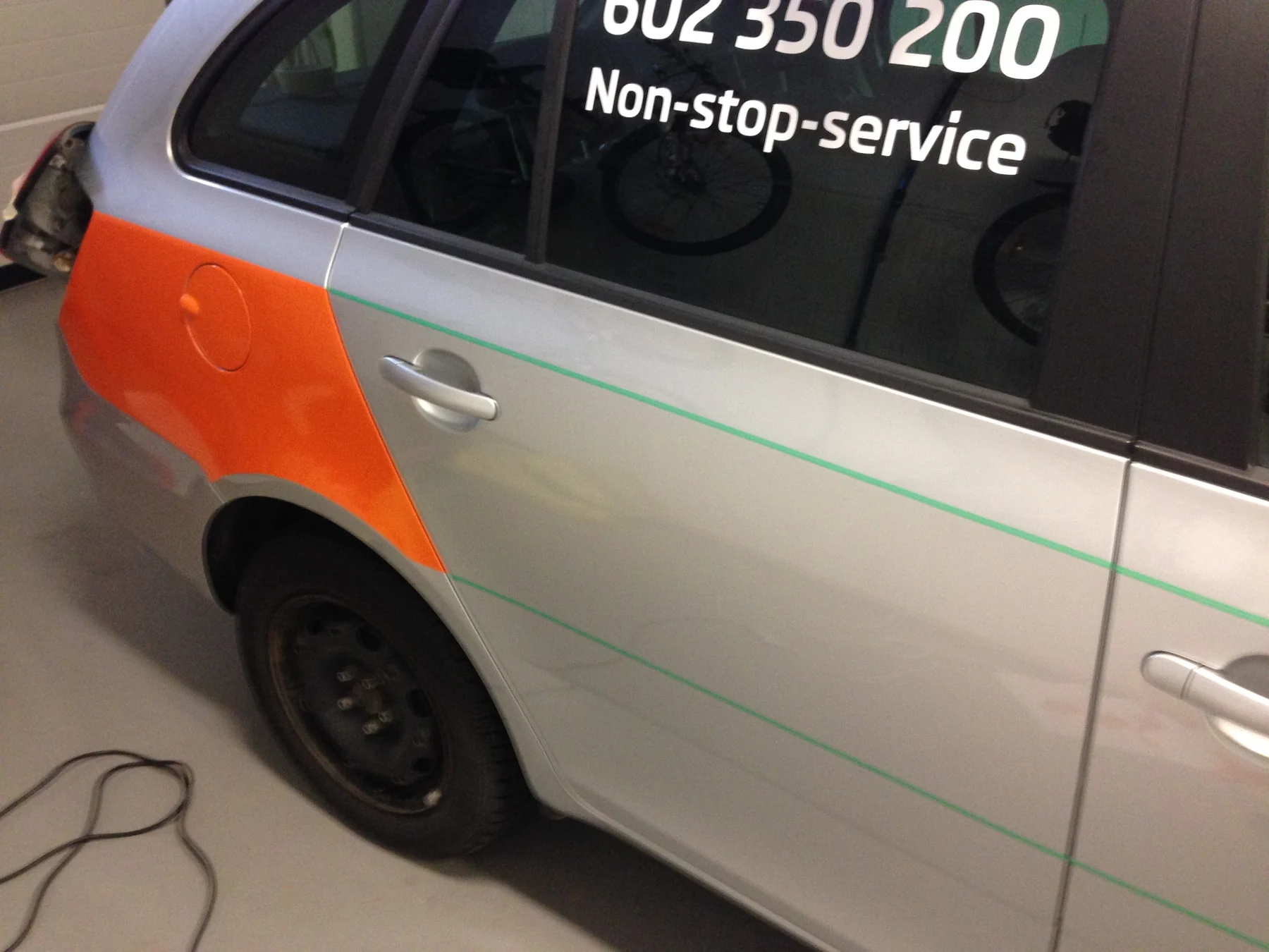Rozpracovaný oranžový polep na zadním boku Fabie