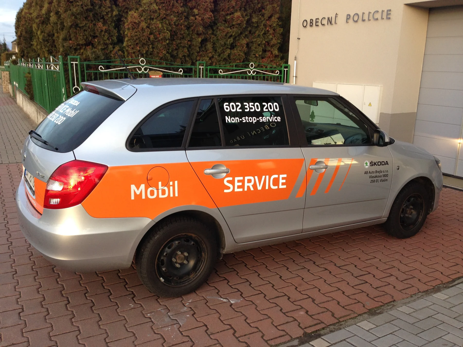 Stříbrná Fabia kombi s oranžovým servisním polepem z boku
