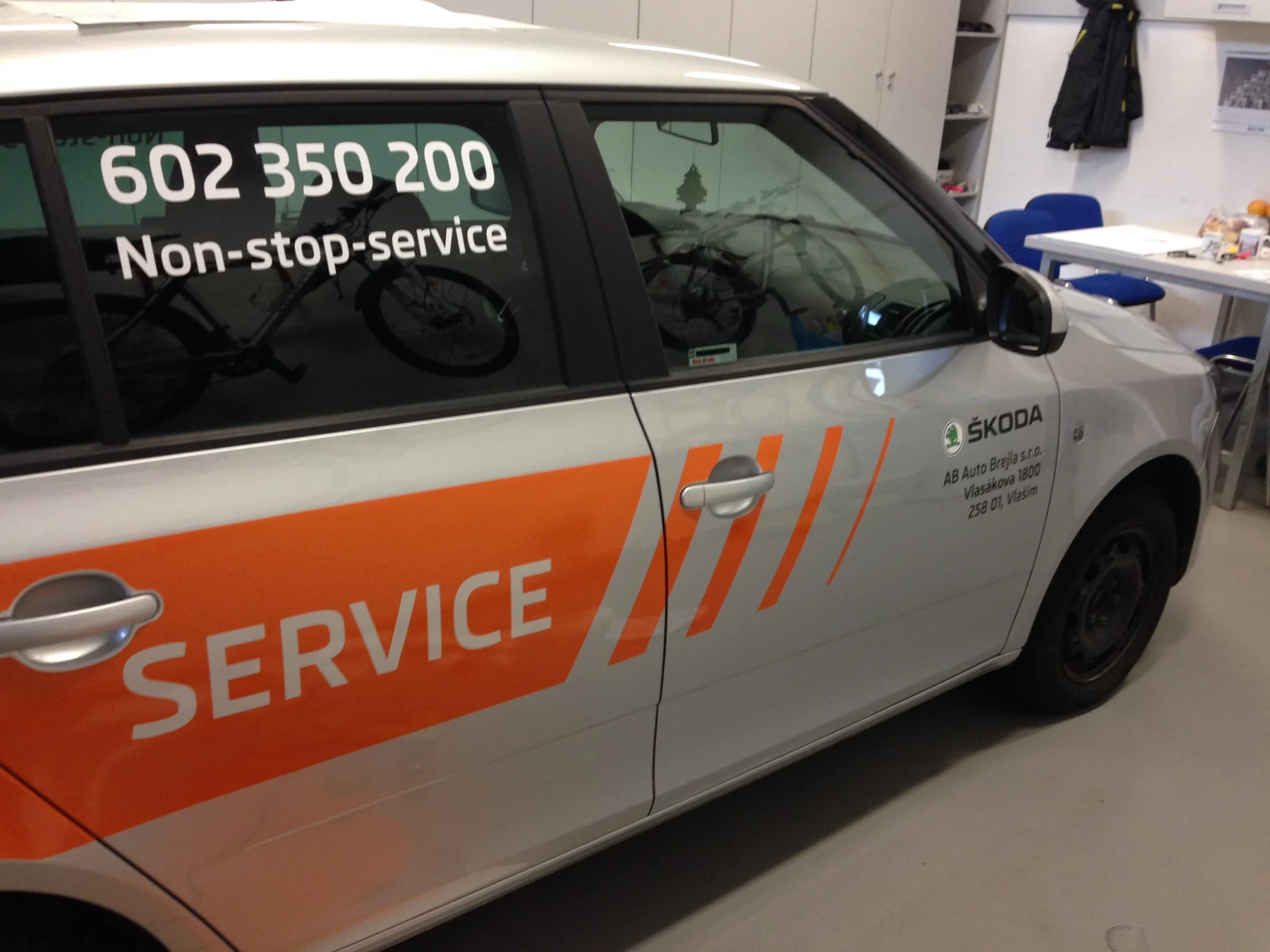 Detail oranžového polepu Service na dveřích Fabie
