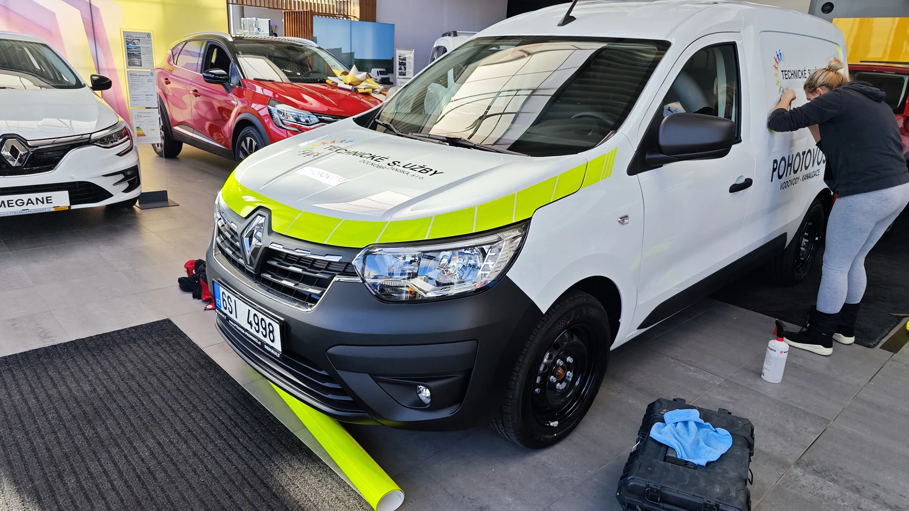 Renault technických služeb během dokončování polepu v dílně