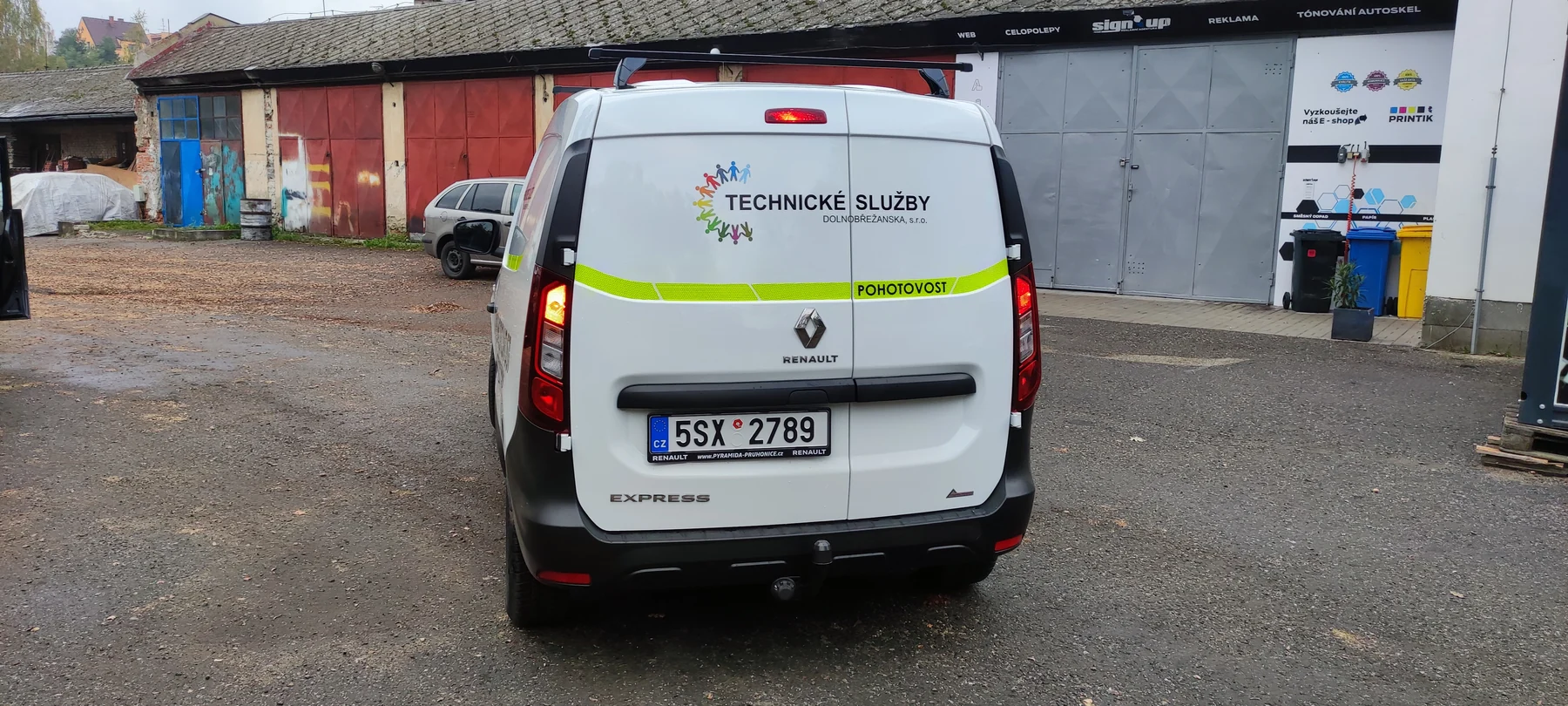 Zadní dveře druhé dodávky Renault s označením technických služeb