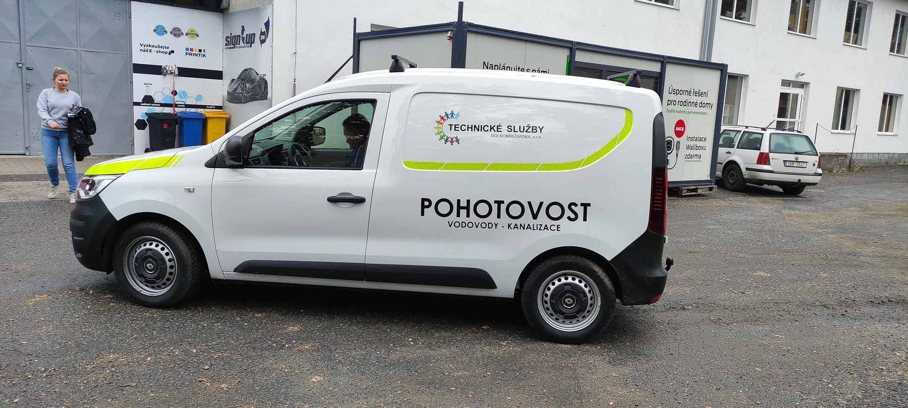 Celý bok druhého Renaultu s nápisem Pohotovost vodovody kanalizace