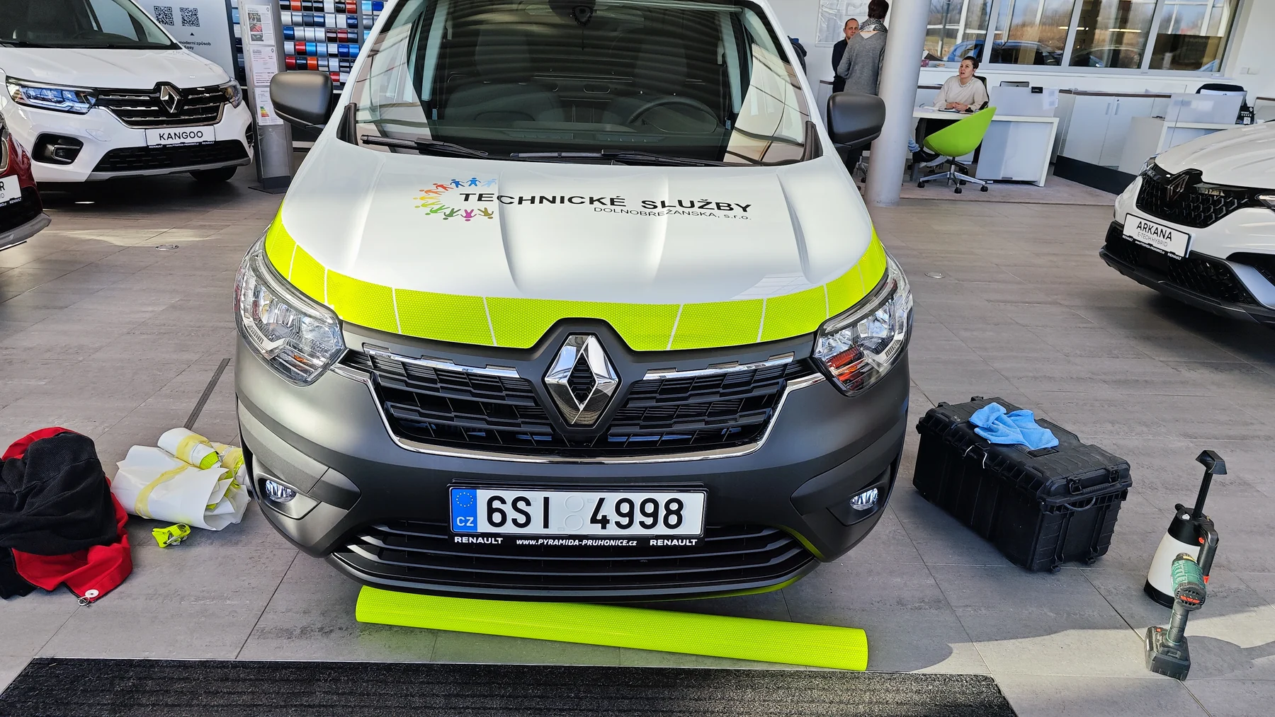 Přední pohled na bílý Renault s označením technických služeb