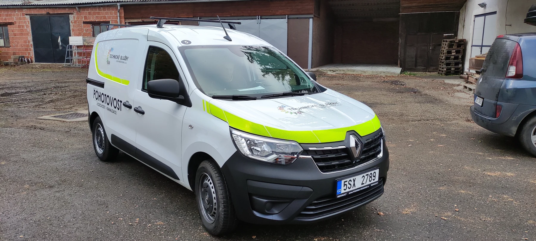 Další bílá dodávka Renault ve shodném polepu technických služeb