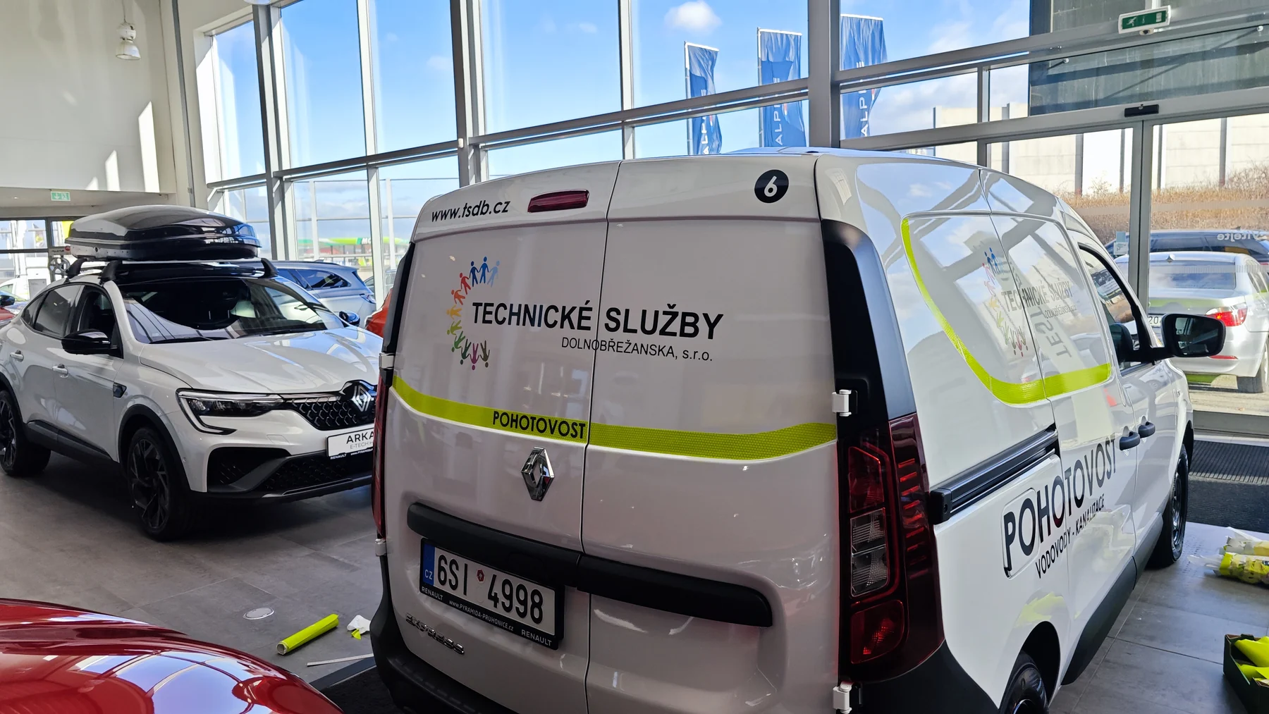 Zadní část Renaultu s označením pohotovosti vodovodů a kanalizací