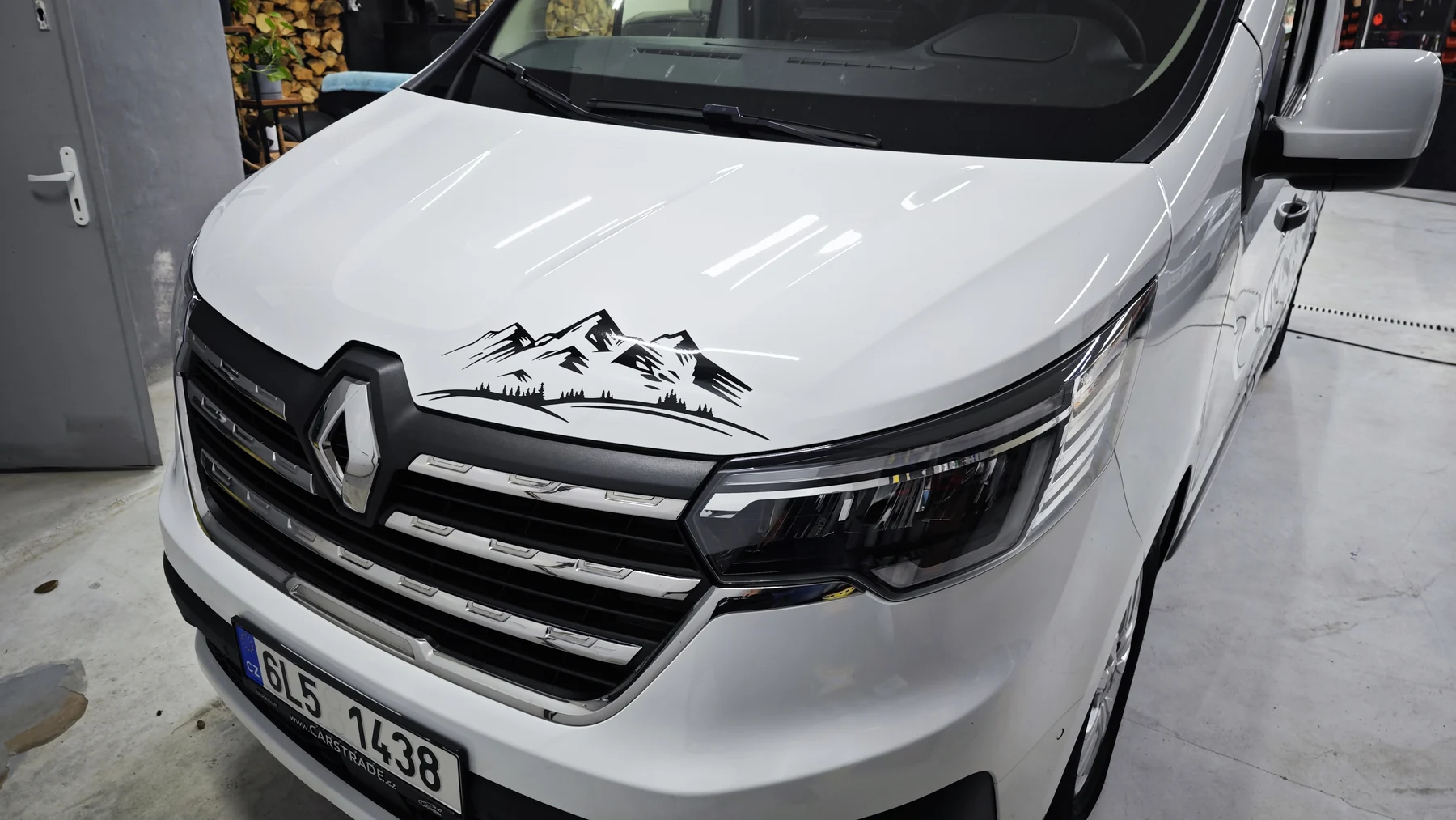 Detail horského motivu na bílé kapotě Renaultu Trafic