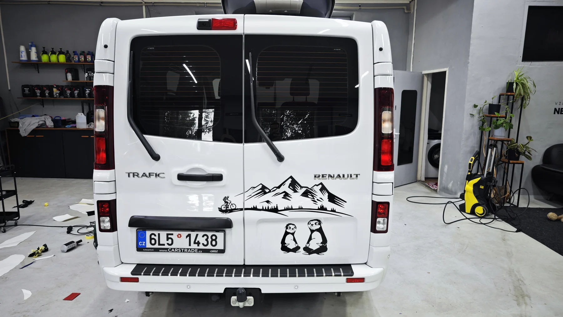 Zadní dveře Renaultu Trafic s horami a dvěma kreslenými tučňáky
