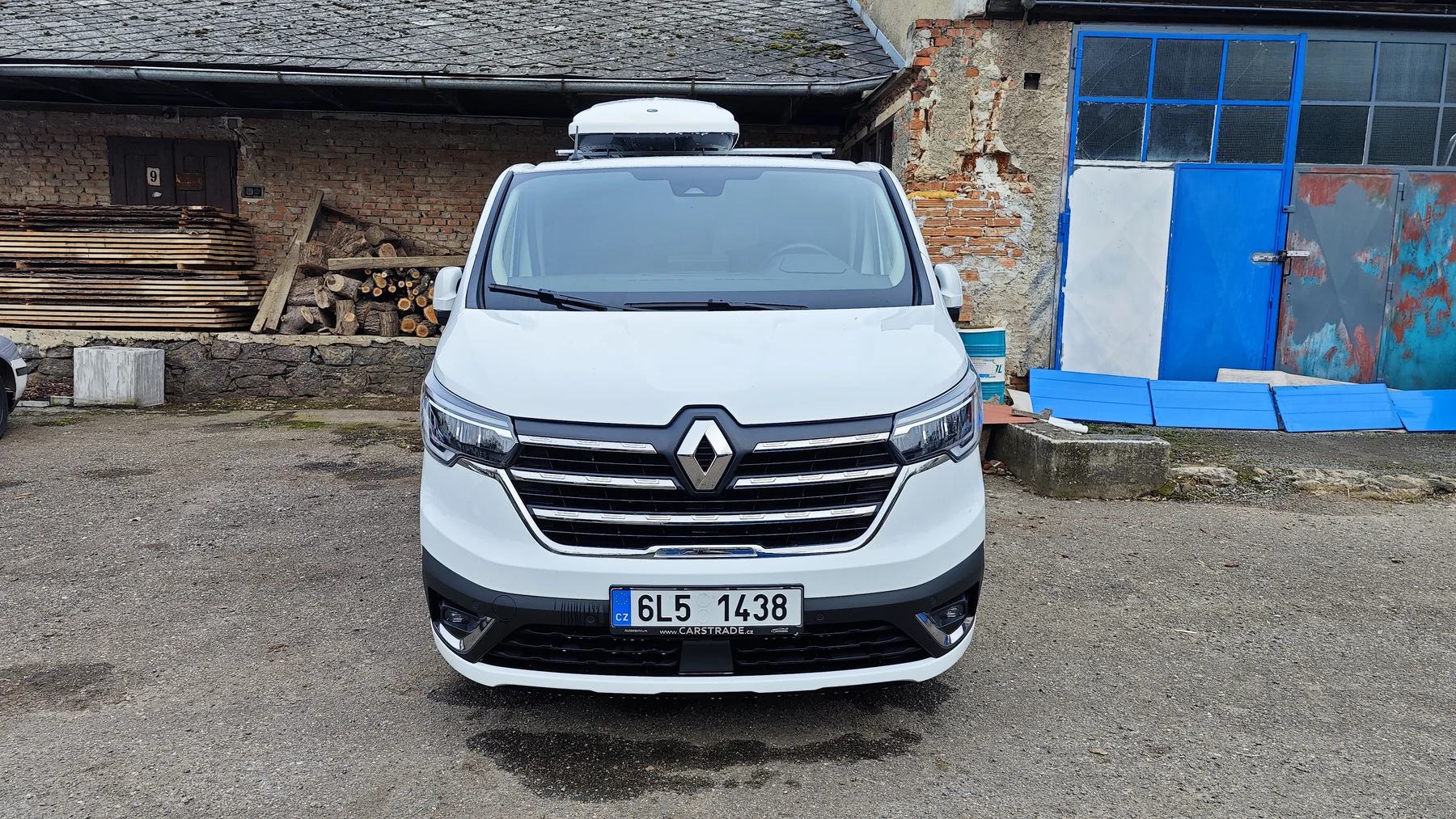 Přední pohled na bílý Renault Trafic před designovým polepem