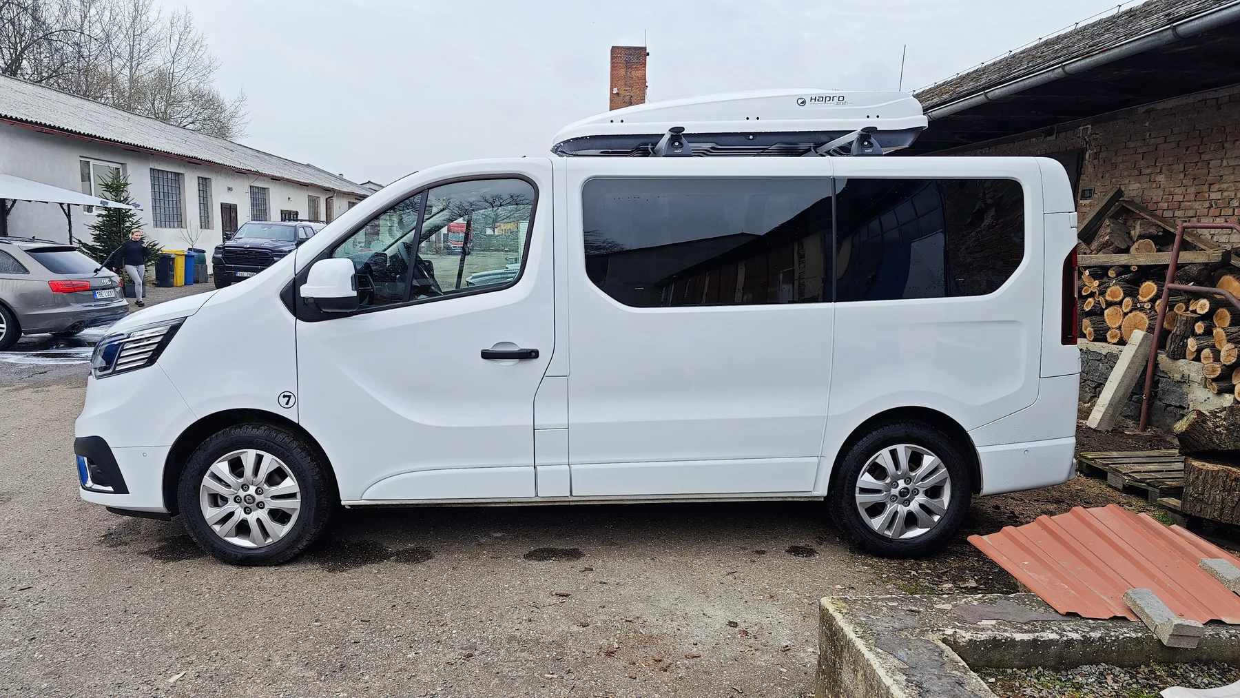 Bílý Renault Trafic před doplněním horské grafiky z boku