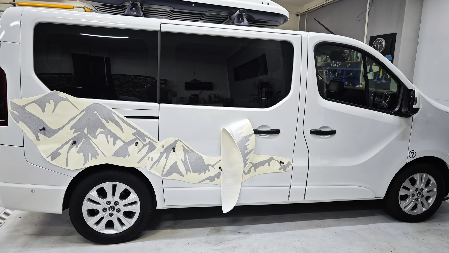 Aplikace horské grafiky s přenosovou fólií na Renault Trafic