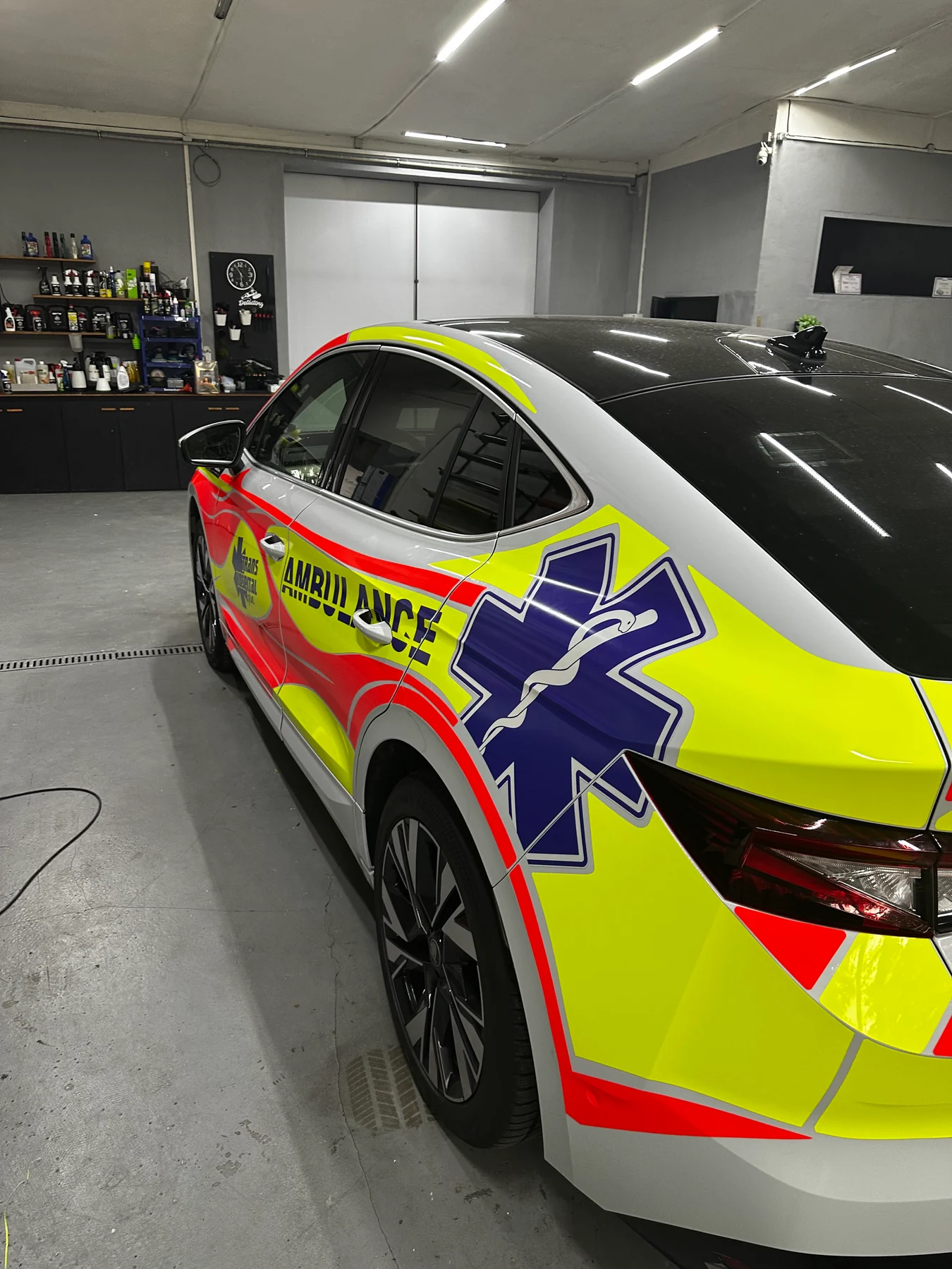 Detail modré hvězdy života a nápisu AMBULANCE na levém boku Škody Enyaq Coupé