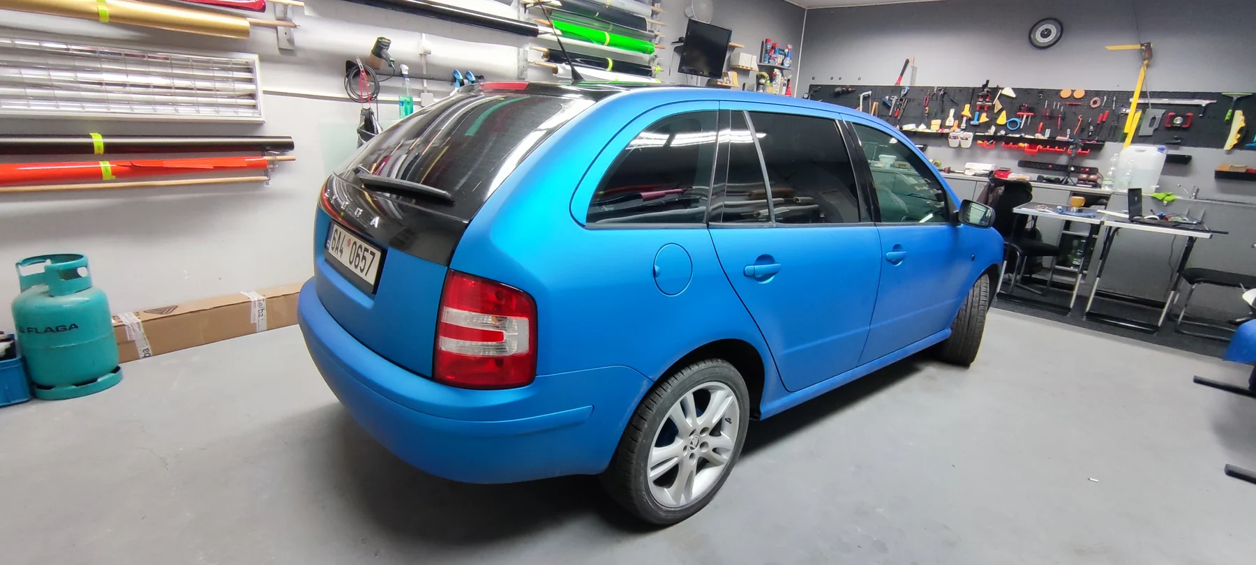 Modrá Fabia Combi zezadu a z boku v dílně
