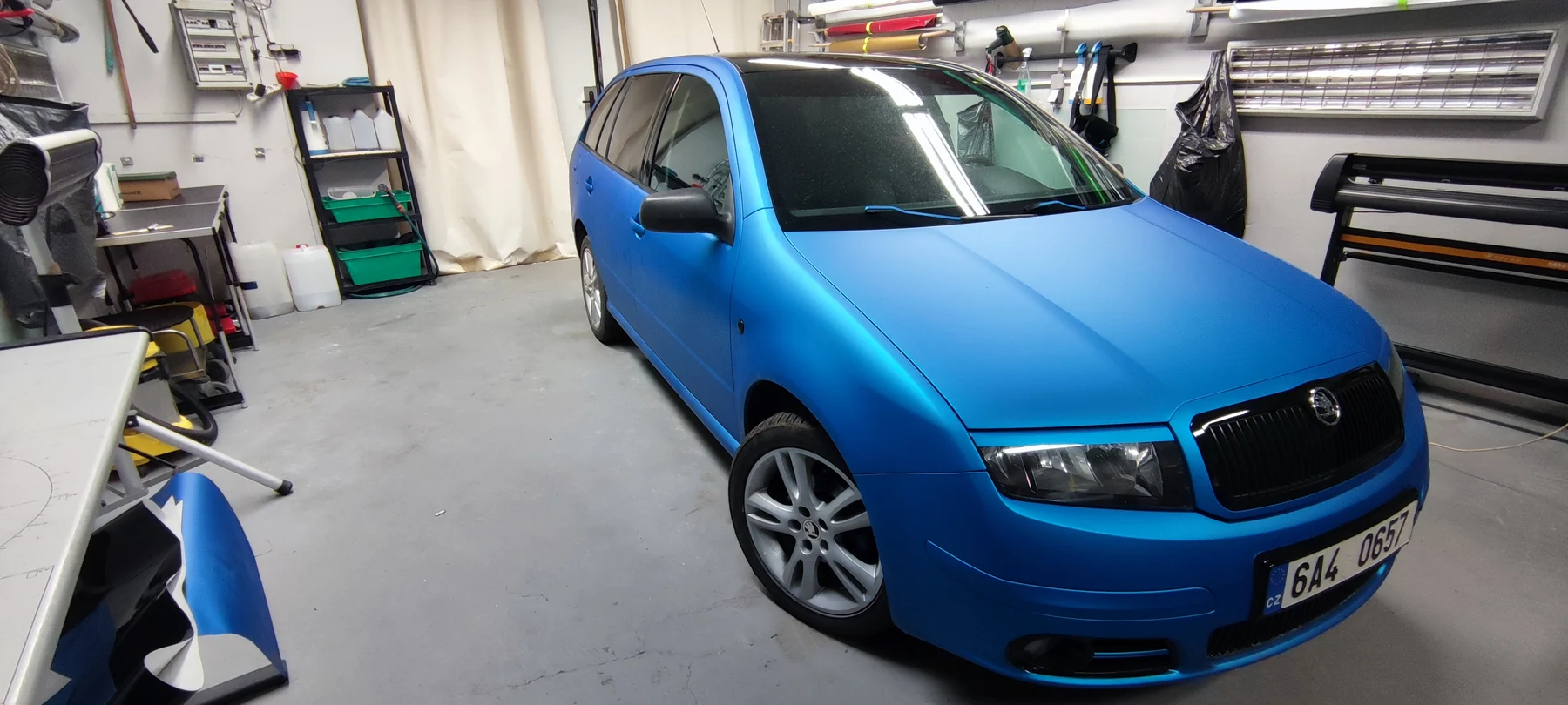 Škoda Fabia Combi po celopolepu ve výrazné modré barvě
