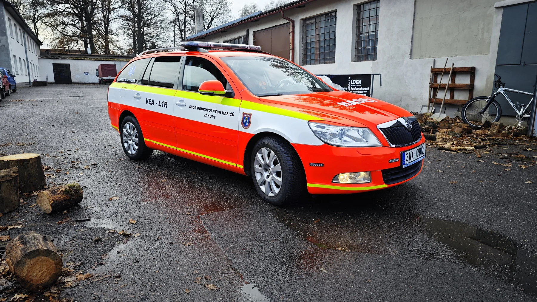Škoda Fabia kombi s hasičským oranžovožlutým polepem