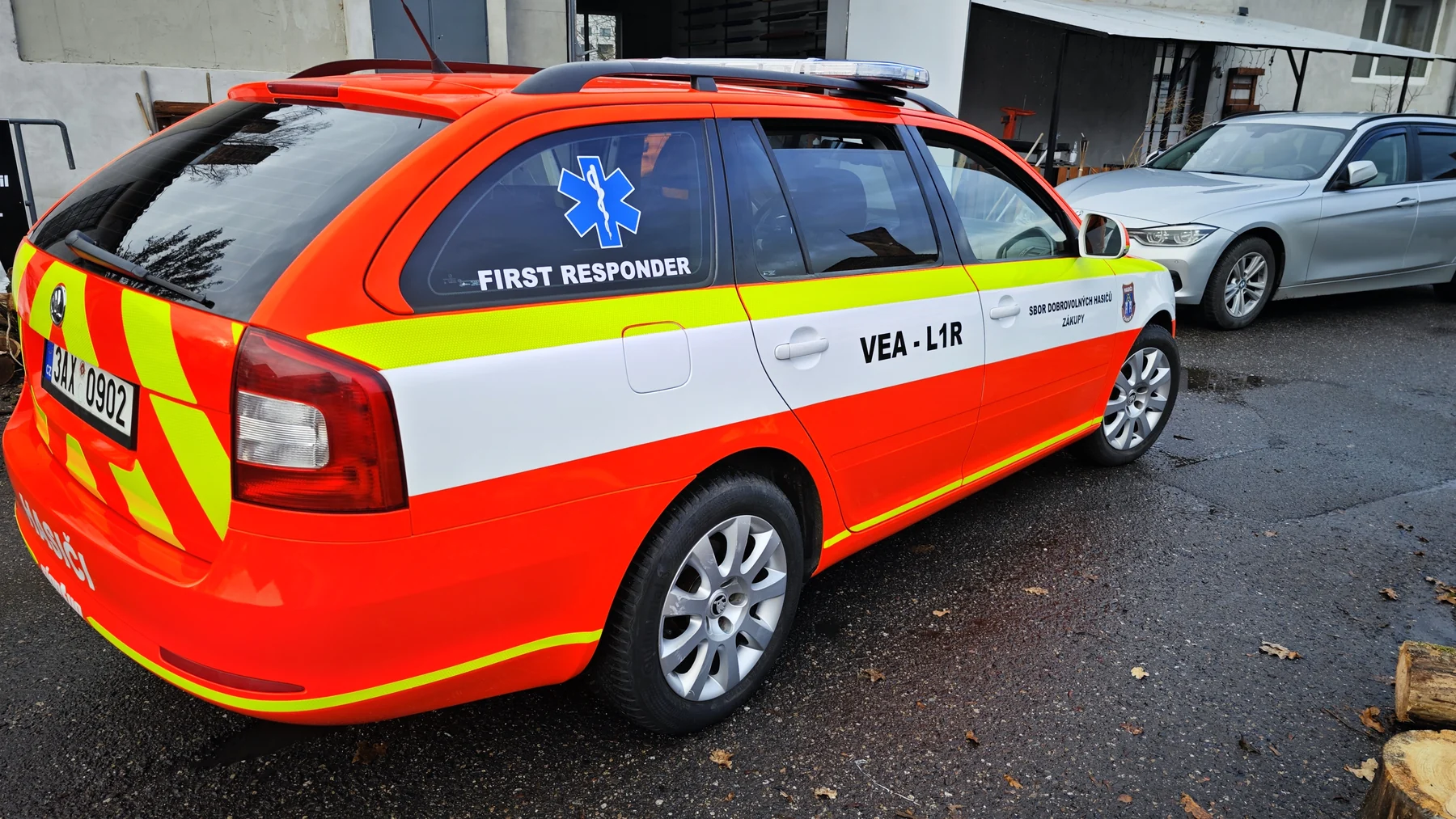 Zadní sklo Škody Fabia s nápisem First Responder a zdravotnickým symbolem