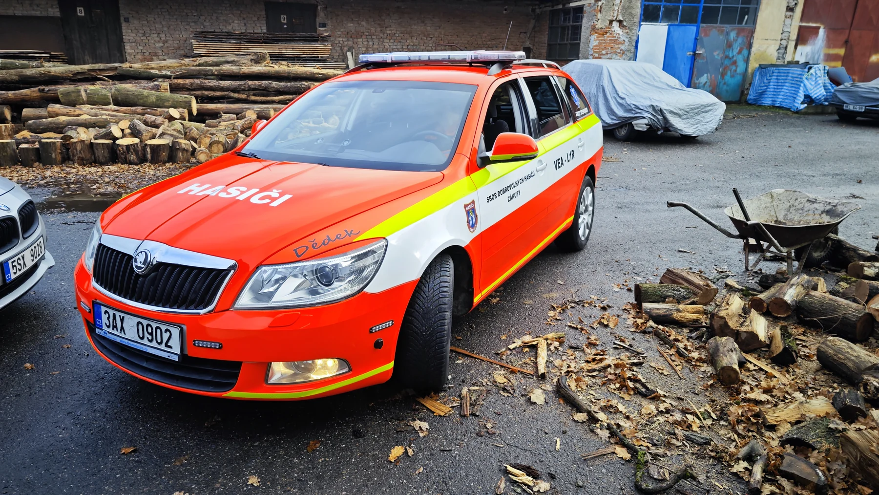 Hasičská Škoda Fabia zepředu a z boku