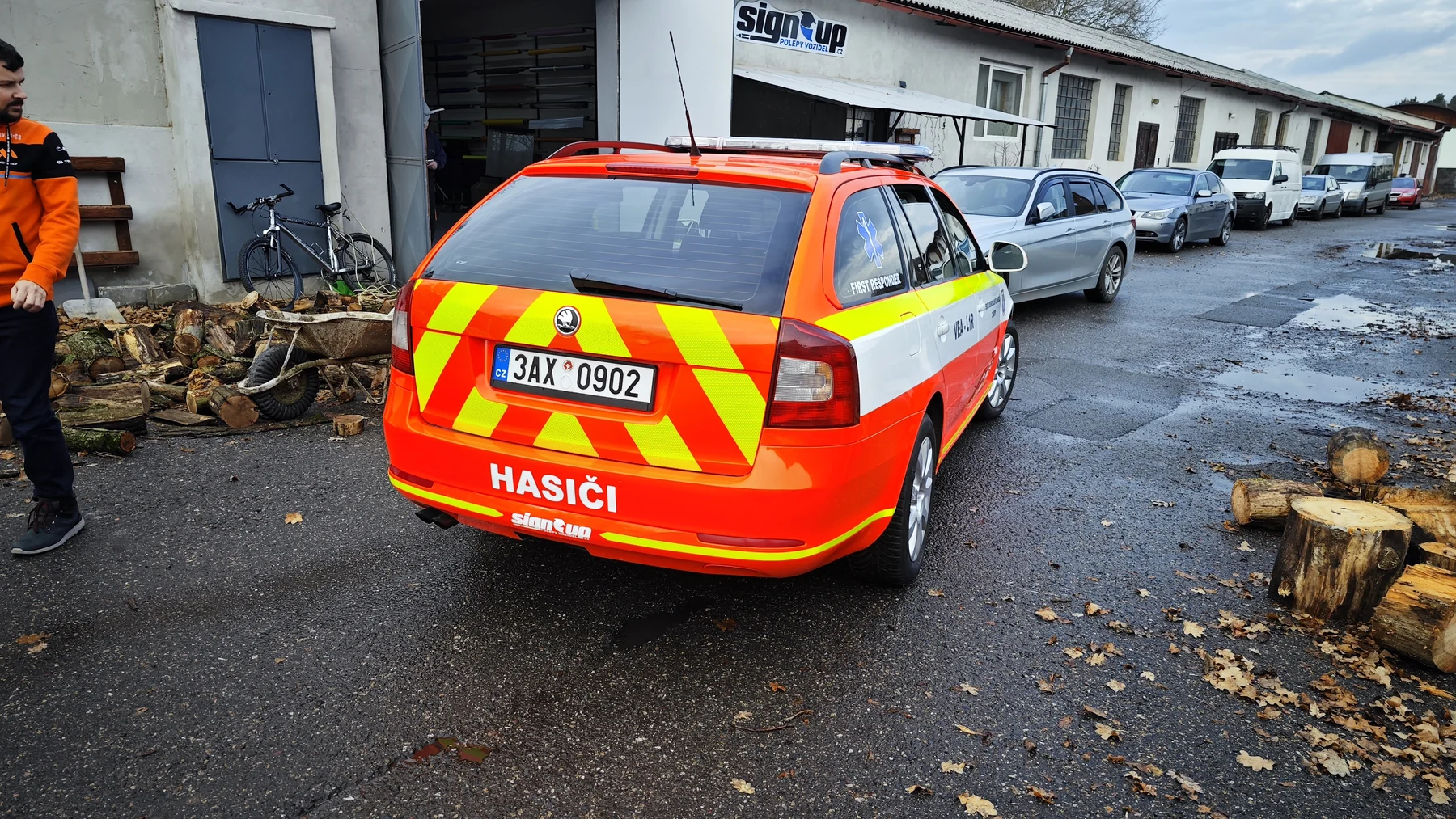 Hasičská Škoda Fabia zezadu a z boku