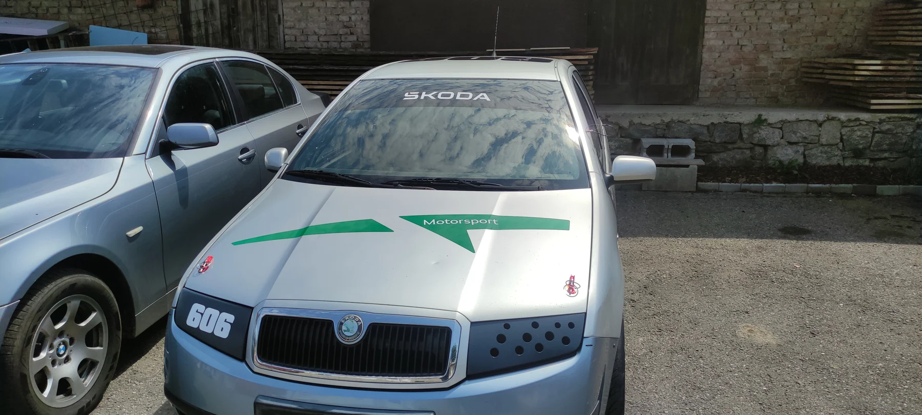 Kapota Fabie s číslem 606 a zeleným grafickým tvarem