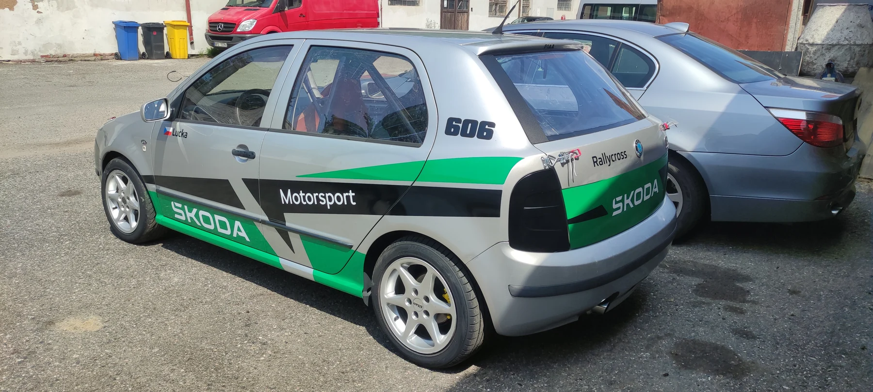 Fabia s nápisy Škoda a Motorsport zezadu a z boku