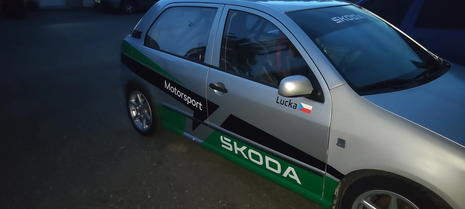 Detail zelenočerného pásu Motorsport přes dveře Fabie