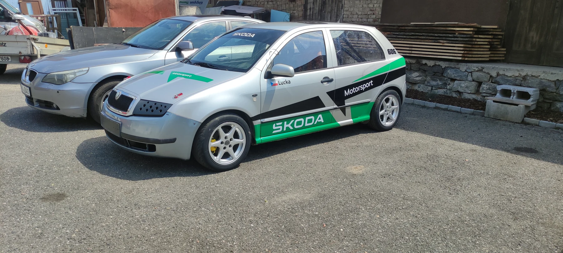 Stříbrná Škoda Fabia se zelenočernou grafikou Motorsport a číslem 606
