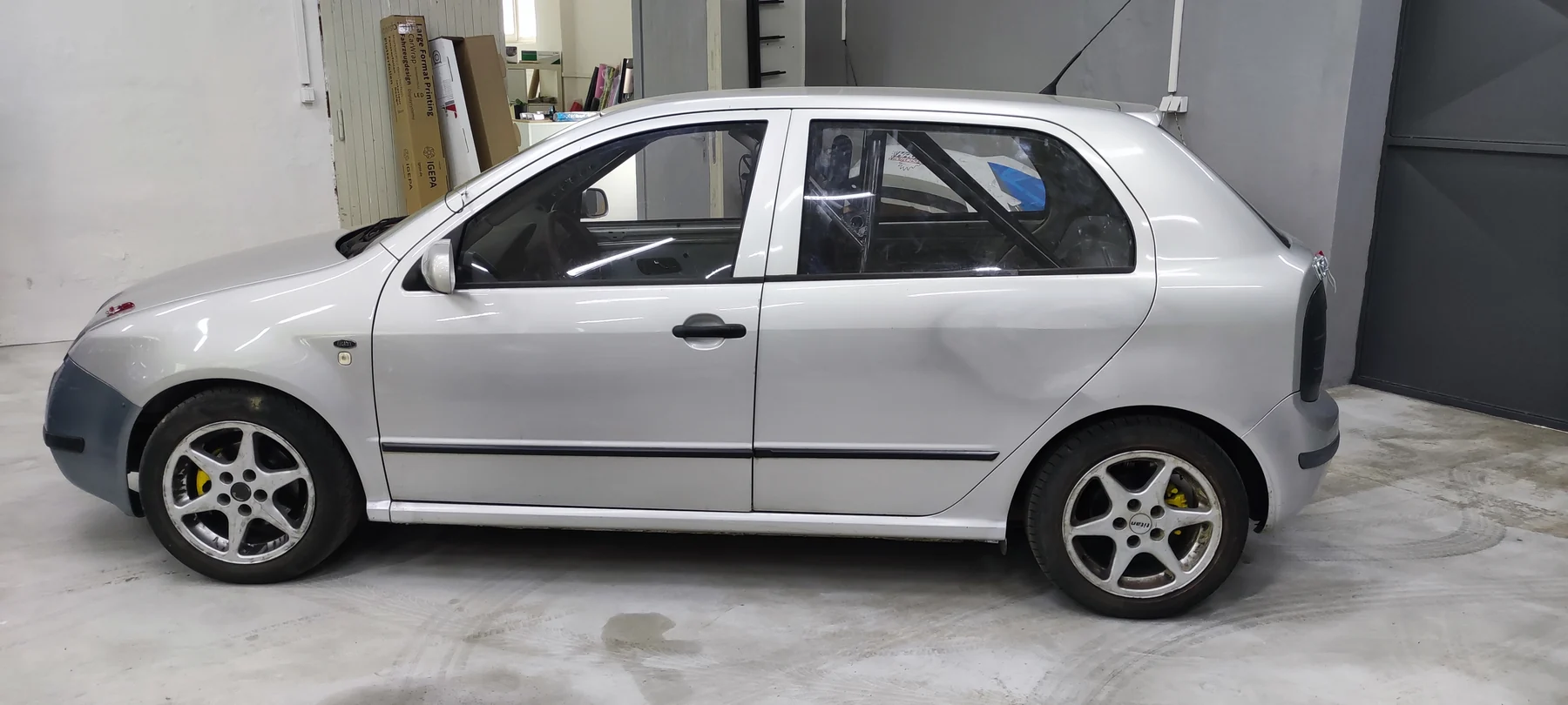 Stříbrná Škoda Fabia před doplněním zelenočerné grafiky