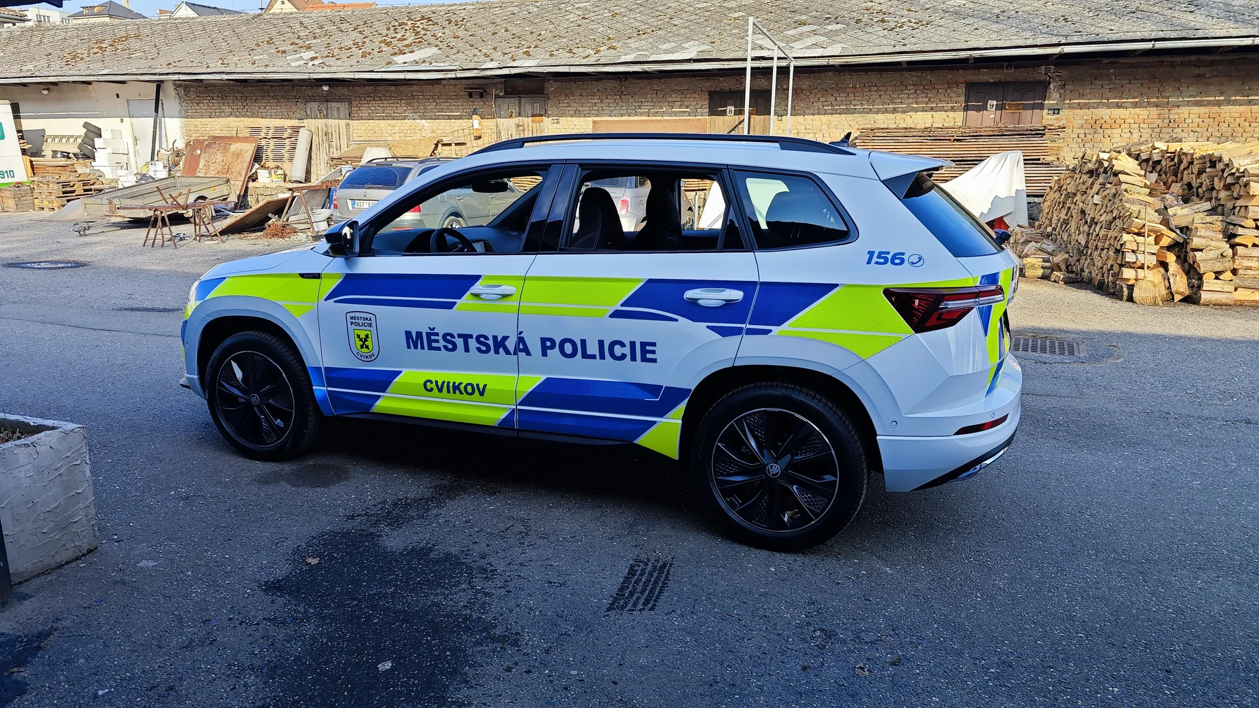 Boční pohled na Škodu Karoq s nápisem Městská policie Cvikov